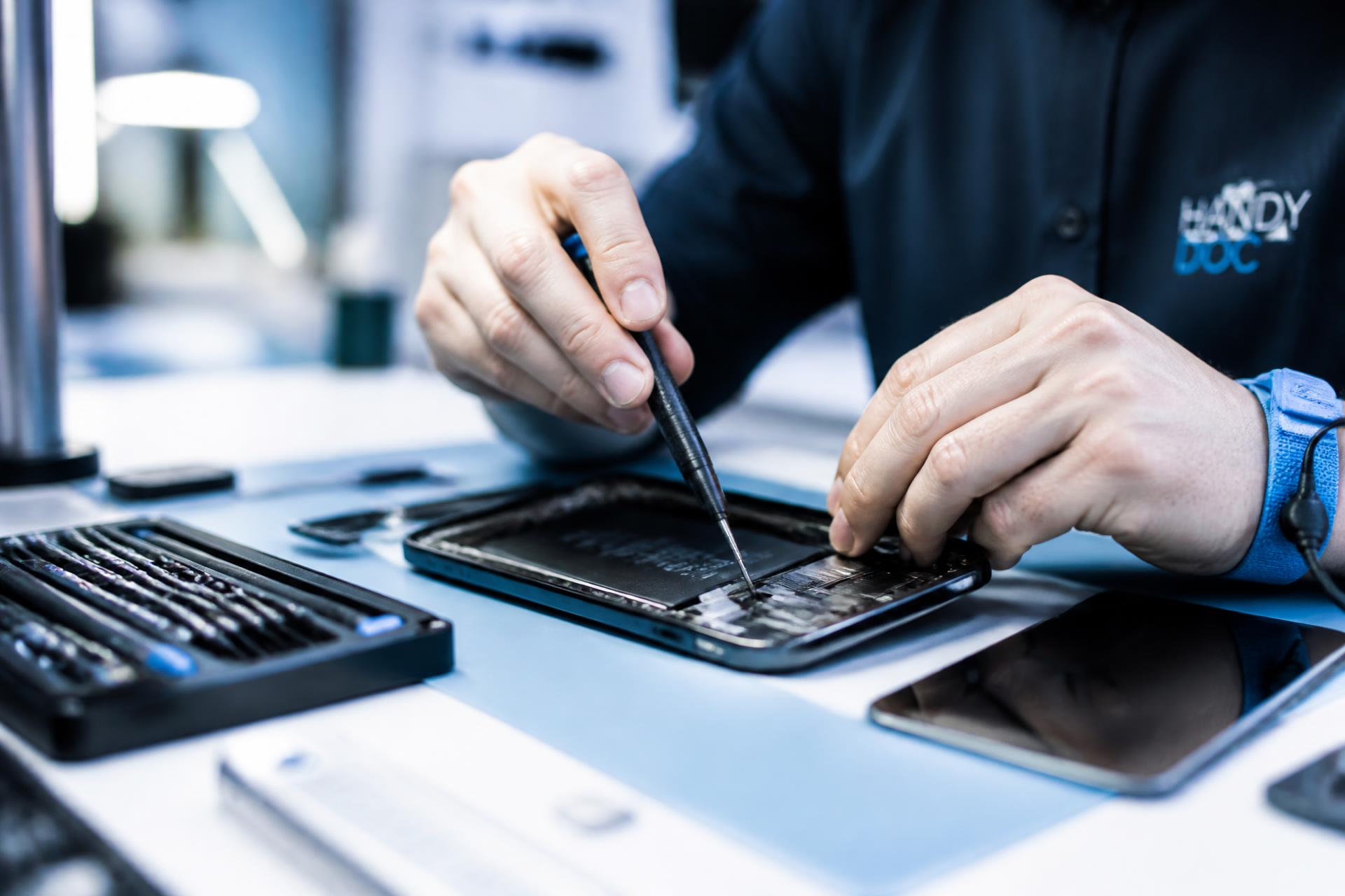 Smartphone Reparatur in der Werkstatt von HandyHunters